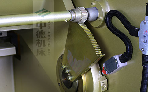 ZDS-450采用高精度刀片間隙調節齒輪,經過淬火高硬度又耐磨,表面鍍鋅不生銹,長年累月使用依然有很高的調節精度.jpg ZDS-450采用高精度刀片間隙調節齒輪,經過淬火高硬度又耐磨,表面鍍鋅不生銹,長年累月使用依然有很高的調節精度.jpg