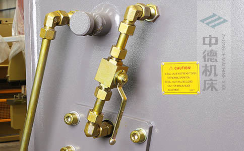 ZDS-432整機(jī)所有液壓管線均采用卡套式接頭,耐高壓,更換便捷.jpg ZDS-432整機(jī)所有液壓管線均采用卡套式接頭,耐高壓,更換便捷.jpg