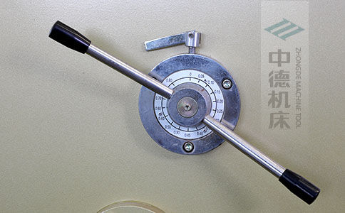 ZDS-640剪板機(jī)刀片間隙手動(dòng)調(diào)節(jié)器,刻度清淅,調(diào)節(jié)省力又簡(jiǎn)便.jpg ZDS-640剪板機(jī)刀片間隙手動(dòng)調(diào)節(jié)器,刻度清淅,調(diào)節(jié)省力又簡(jiǎn)便.jpg